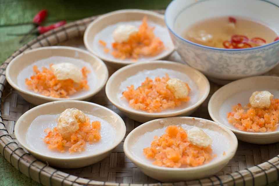 Hình ảnh một quán ăn vỉa hè tấp nập tại khu vực Ngã tư 1/5 Đông Anh Hà Nội, thể hiện sự đa dạng ẩm thực